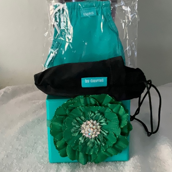 🪴TIEKS GREEN FLOWER AND BAG AND MASK🪴 - Picture 10 of 12